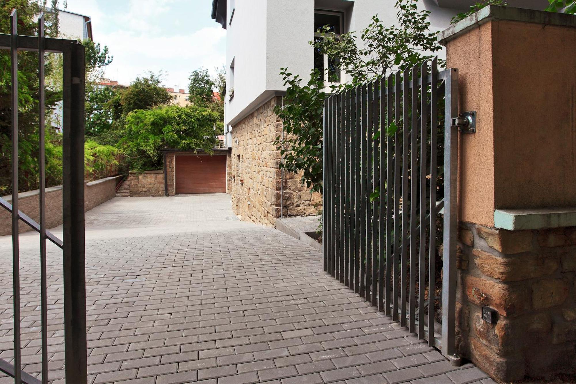 Villa Z - Apartment With Private Parking Brno Exterior photo